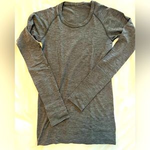 Women’s Lululemon Grey Long Sleeve Top SZ 2 Classic Crew neck